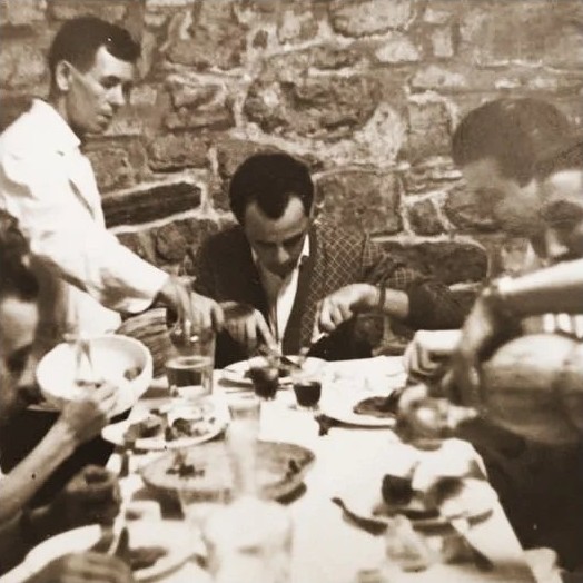 La sala del ristorante negli anni Cinquanta: Beppino serve ai tavoli davanti al muro in pietra