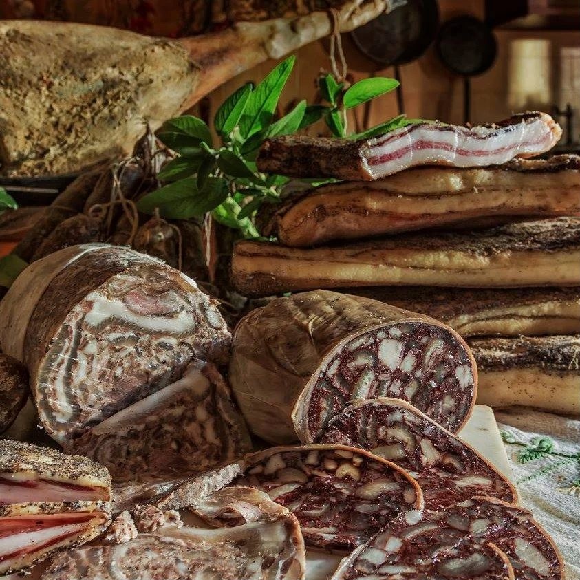 Salumi di Cinta Senese del podere: rigatino, soprassata e salame, affettati sul tagliere
