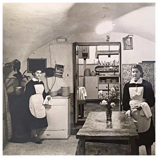 La cucina del ristorante negli anni Cinquanta, con due cameriere in grembiule
