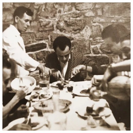 La sala del ristorante negli anni Cinquanta: Beppino serve ai tavoli davanti al muro in pietra