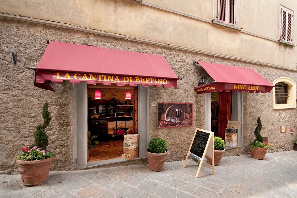 L'ingresso della Cantina di Beppino, con le tende amaranto e le piante ai lati