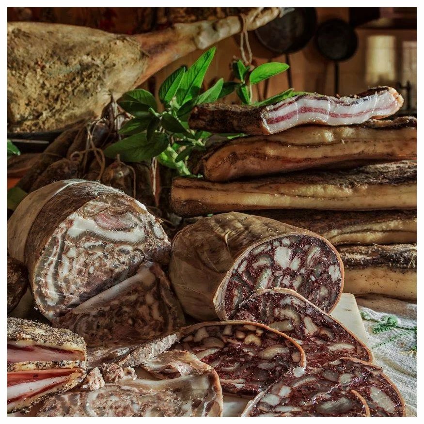 Salumi di Cinta Senese del podere: rigatino, soprassata e salame, affettati sul tagliere